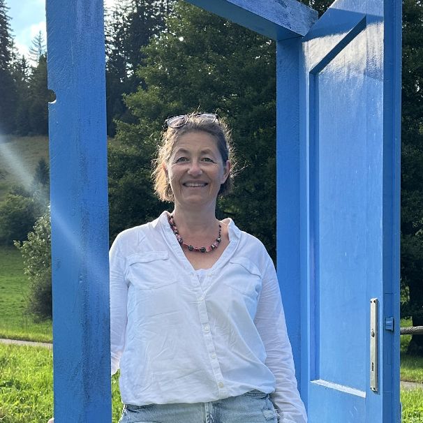 Foto von Martina van Spankeren in einem blauen Türrahmen